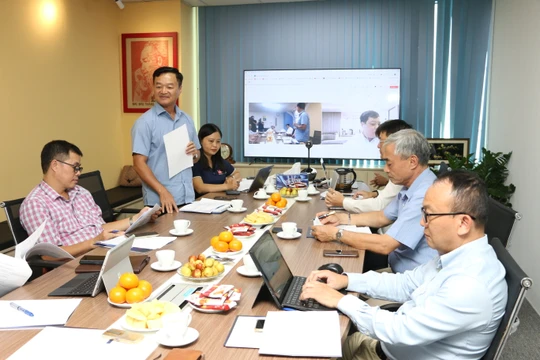 Nhà báo Nguyễn Bá Kiên chia sẻ ý kiến tại cuộc họp của VDCA với Hội đồng cô vấn