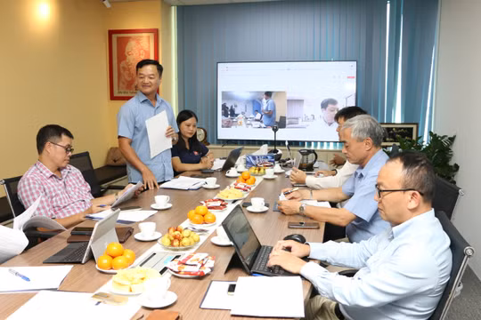 Nhà báo Nguyễn Bá Kiên chia sẻ ý kiến tại cuộc họp của VDCA với Hội đồng cô vấn