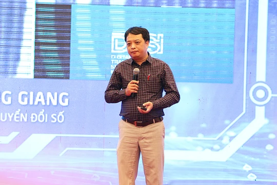 Ông Lê Nguyễn Trường Giang chia sẻ về đề tài chuyển đổi số tại Diễn đàn thúc đẩy tiến trình Chuyển đổi số quốc gia