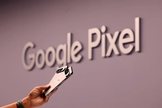 Bộ đôi Google Pixel 10. Ảnh: Reuters