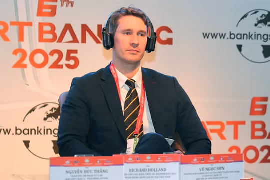 Ông Richard Holland