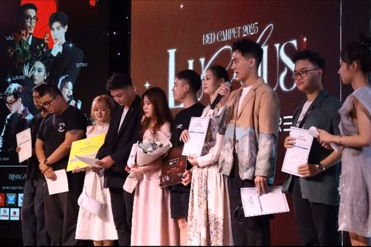 Đại diện các nhóm làm phim nhận giải