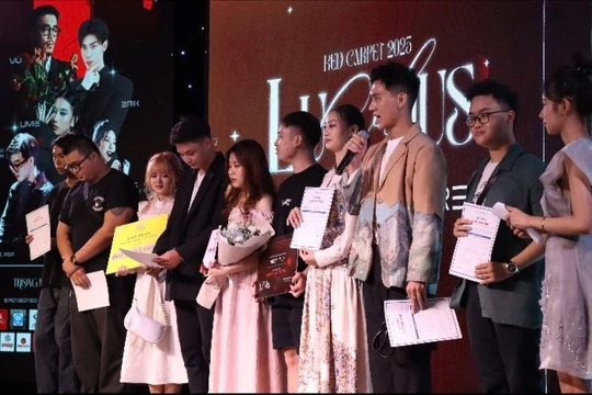 Đại diện các nhóm làm phim nhận giải