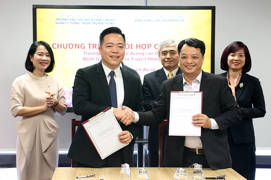 Đại diện Viện Chiến lược Chuyển đổi số và Trường Đào tạo, Bồi dưỡng cán bộ quản lý TT&TT ký hợp tác 