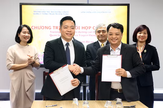 Đại diện Viện Chiến lược Chuyển đổi số và Trường Đào tạo, Bồi dưỡng cán bộ quản lý TT&TT ký hợp tác 