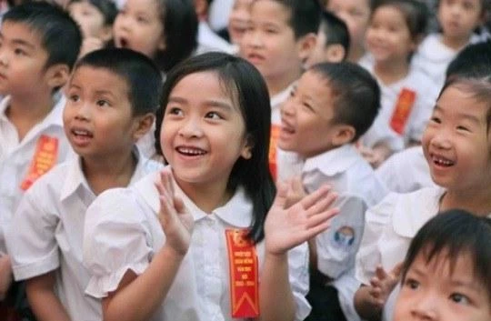 Trẻ em dự lễ khai giảng năm học mới