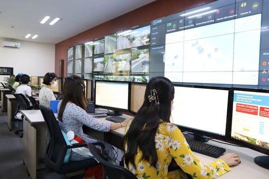 Hệ thống camera trên màn hình tại Trung tâm giám sát điều hành đô thị thông minh Thừa Thiên-Huế