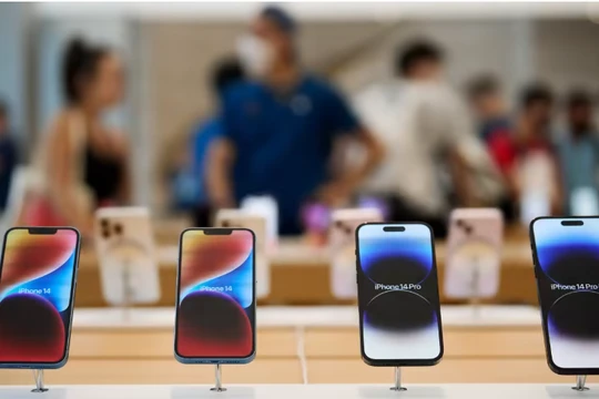 Các mẫu iPhone 14 trên kệ hàng một đại lý ủy quyền Apple tại Việt Nam