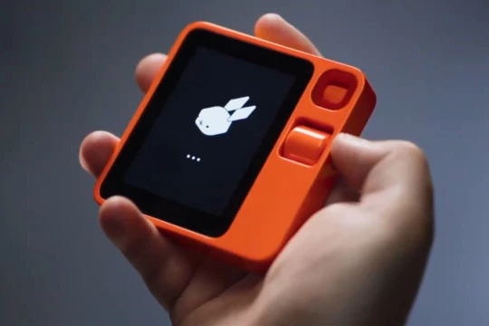 CES 2024: Rabbit R1 - thiết bị AI thay thế smartphone