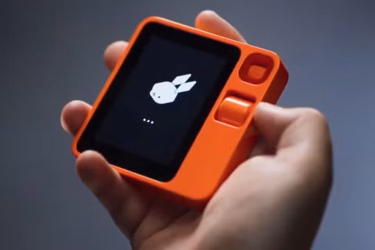 CES 2024: Rabbit R1 - thiết bị AI thay thế smartphone