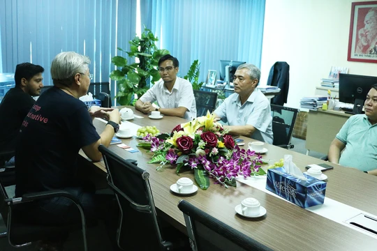 Ông Nguyễn Minh Hồng (áo trắng, ngồi giữa) chào mừng đại diện công ty Aqua tới thăm và làm việc với VDCA