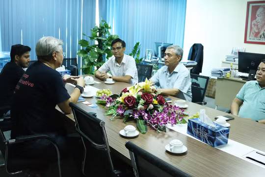 Ông Nguyễn Minh Hồng (áo trắng, ngồi giữa) chào mừng đại diện công ty Aqua tới thăm và làm việc với VDCA