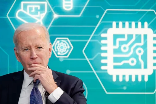 Tổng thống Joe Biden chuẩn bị ký ban hành Đạo luật "Khoa học và Chip" trị giá 280 tỉ USD, cung cấp hỗ trợ tài chính cho các công ty sản xuất chip đầu tư vào ngành công nghiệp bán dẫn Mỹ (ảnh: AP)