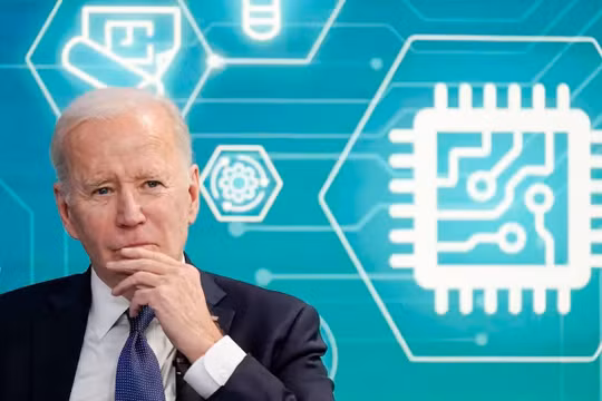 Tổng thống Joe Biden chuẩn bị ký ban hành Đạo luật "Khoa học và Chip" trị giá 280 tỉ USD, cung cấp hỗ trợ tài chính cho các công ty sản xuất chip đầu tư vào ngành công nghiệp bán dẫn Mỹ (ảnh: AP)