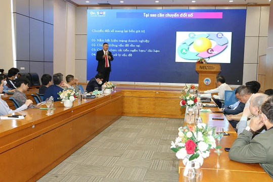 Hội thảo Chuyển đổi số tại trường Đại học Kinh tế Quốc dân Hà Nội (ảnh Đăng Khoa)