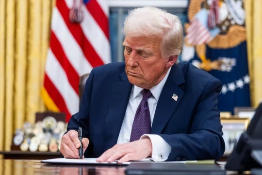 Tổng thống Donald Trump đang nhắm vào một trong những thành tựu lớn của chính quyền Biden - Đạo luật Khoa học và Chip