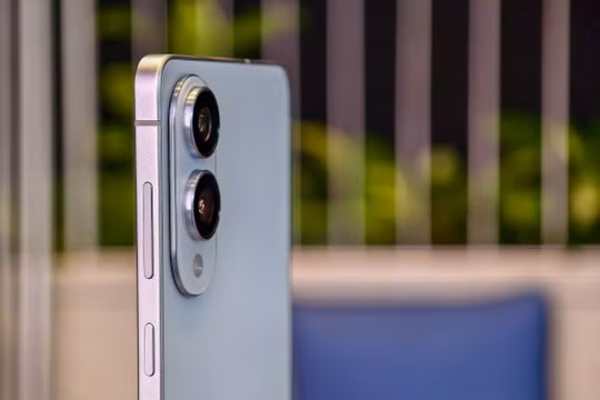 Galaxy S25 Edge. Ảnh: The Verge