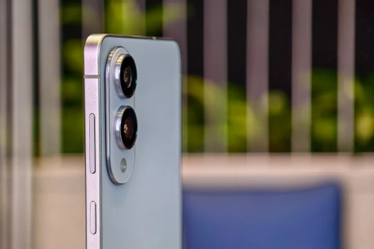 Galaxy S25 Edge. Ảnh: The Verge