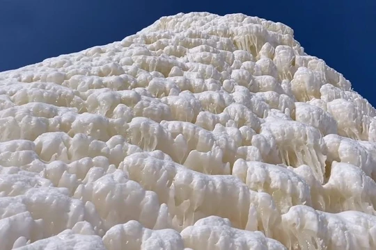 Tháp băng tự nhiên