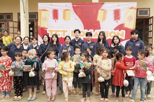 Biệt đội giải cứu đồ ăn mang niềm vui đến với trẻ em Hòa Bình