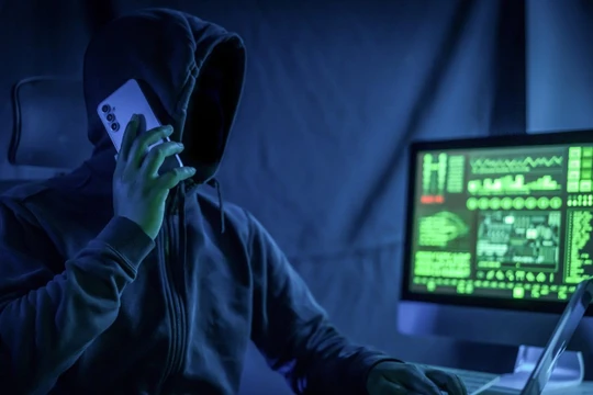 Hacker có thể thực hiện cuộc gọi giả mạo để đánh lừa người sử dụng. Ảnh: BGR.