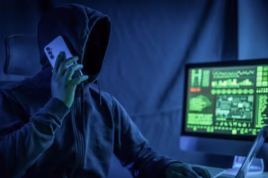 Hacker có thể thực hiện cuộc gọi giả mạo để đánh lừa người sử dụng. Ảnh: BGR.