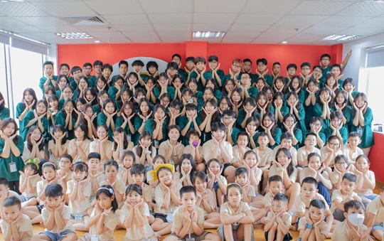 BTC và các em nhỏ chụp ảnh kỷ yếu