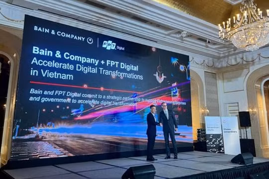 Lãnh đạo FPT Digital và đại diện Bain & Company trong sự kiện tại Tp. HCM. (ảnh: Bain & Company Việt Nam).