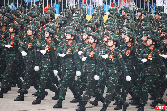 Khối nữ chiến sĩ Thông tin. Ảnh: Xuân Phú