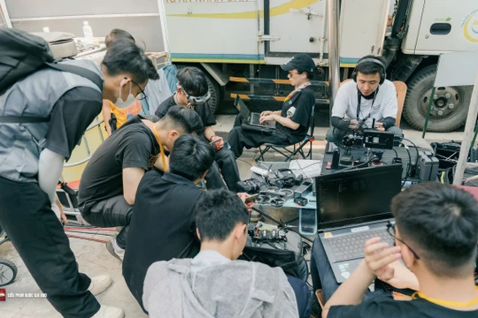 Từ flycam gắn trên gậy đến Siêu phim quốc gia A80: Chuyện phía sau những cảnh quay vạn người mê