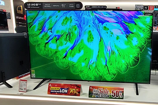 Tivi hạ giá 70% đón "bão" Euro