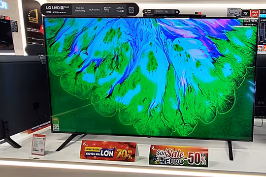 Tivi hạ giá 70% đón "bão" Euro