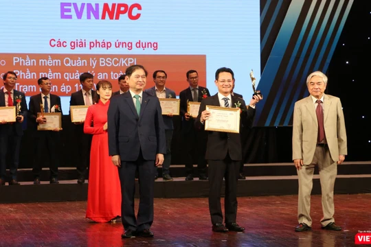 Các đơn vị nhận cúp và bằng chứng nhận từ đại diện Ban Tổ chức giải thưởng Chuyển đổi số Việt Nam 2020