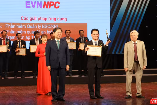 Các đơn vị nhận cúp và bằng chứng nhận từ đại diện Ban Tổ chức giải thưởng Chuyển đổi số Việt Nam 2020