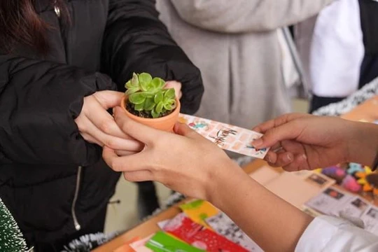 Học sinh THPT có thể đổi giấy vụn, vỏ chai nhựa, pin lấy các vật phẩm có ý nghĩa qua chương trình Green Life nhằm nâng cao ý thức bảo vệ môi trường