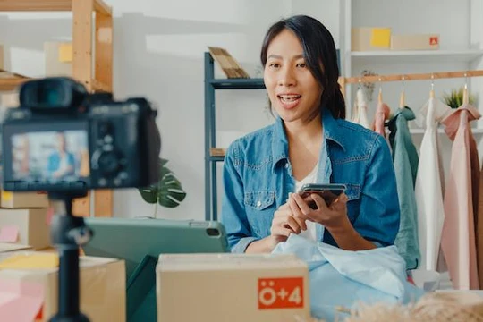Những người livestream Trung Quốc sẽ phải tuân thủ thêm nhiều yêu cầu mới (ảnh Inside Retail Asia)