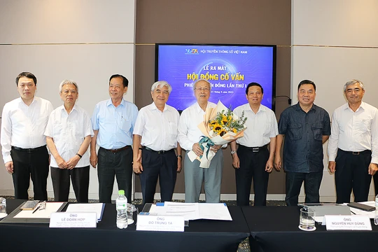 Thứ trưởng Bộ Thông tin và Truyền thông Nguyễn Huy Dũng tặng hoa cho Hội đồng cố vấn VDCA