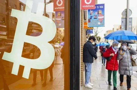 Logo Bitcoin phía trước sàn giao dịch tiền mã hóa BitBase ở Madrid, Tây Ban Nha, thứ Năm ngày 17 tháng 3 năm 2022 (ảnh Bloomberg)