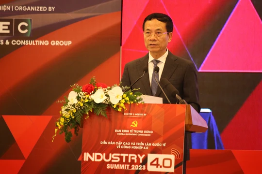 Bộ trưởng Bộ Thông tin và Truyền thông Nguyễn Mạnh Hùng 