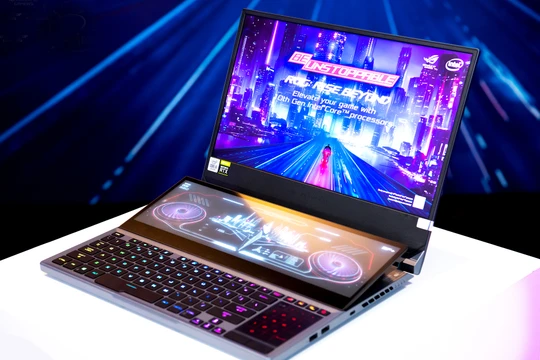 Chiếc ROG Zephyrus Duo 15. Asus được coi là một hãng sản xuất laptop thường xuyên tung ra thị trường các mẫu laptop có thiết kế độc đáo.