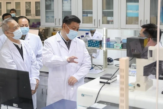 Chủ tịch Trung Quốc Tập Cận Bình thăm Học viện Quân y ở Bắc Kinh vào tháng 3/2020 (ảnh: Tân Hoa xã)