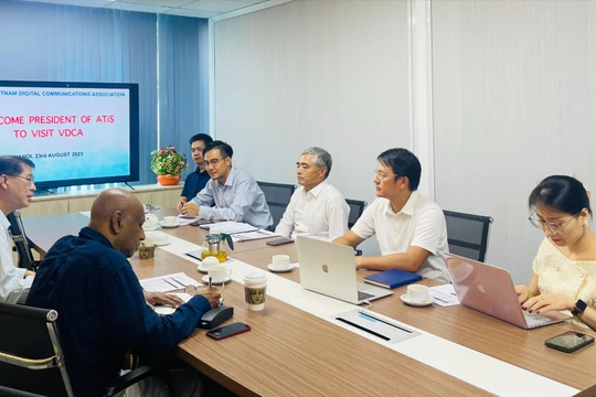 Chủ tịch Hiệp hội Công nghiệp Viễn thông Singapore thăm và làm việc với VDCA
