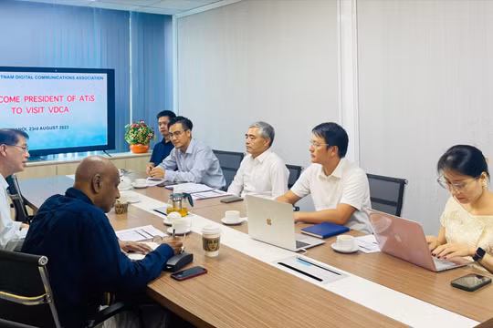 Chủ tịch Hiệp hội Công nghiệp Viễn thông Singapore thăm và làm việc với VDCA