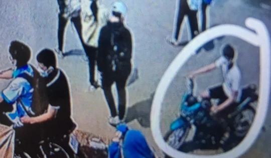 Người dân dùng điện thoại ghi hình nhóm người đâm học sinh lớp 9 (ảnh báo Tuổi trẻ)