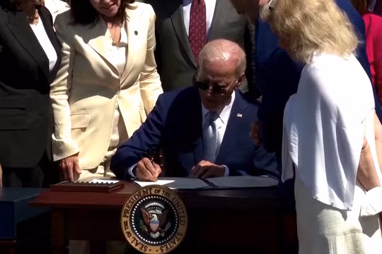 Tổng thống Joe Biden ký ban hành đạo luật thúc đẩy ngành sản xuất chip của Hoa Kỳ