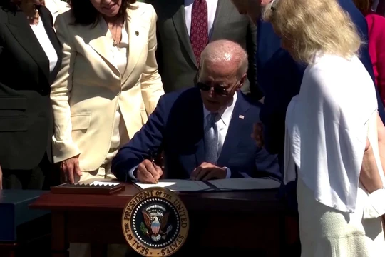 Tổng thống Joe Biden ký ban hành đạo luật thúc đẩy ngành sản xuất chip của Hoa Kỳ