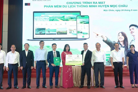 Công ty Cổ phần IGB trao tài trợ phần mềm du lịch thông minh cho UBND huyện Mộc Châu