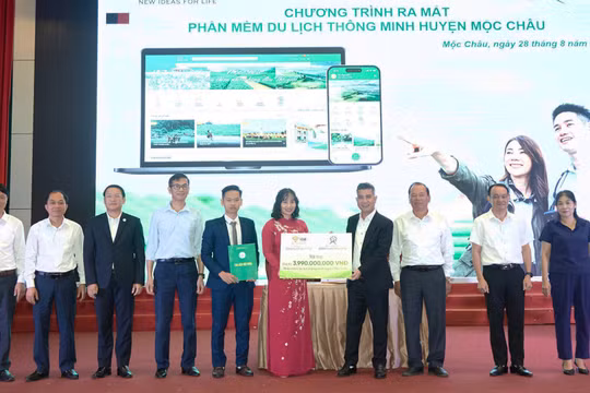 Công ty Cổ phần IGB trao tài trợ phần mềm du lịch thông minh cho UBND huyện Mộc Châu