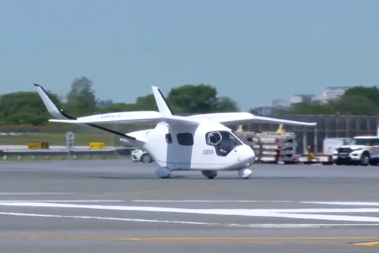 Máy bay dân dụng chạy hoàn toàn bằng điện lần đầu hạ cánh tại New York