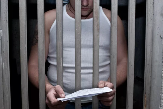 Thư giấy là phương tiện liên lạc giữa gia đình và tù nhân (ảnh minh họa: Getty Images)